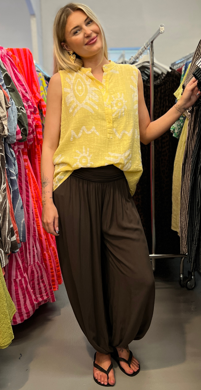 Dorota top med knapstolpe og print gul LikeLondon