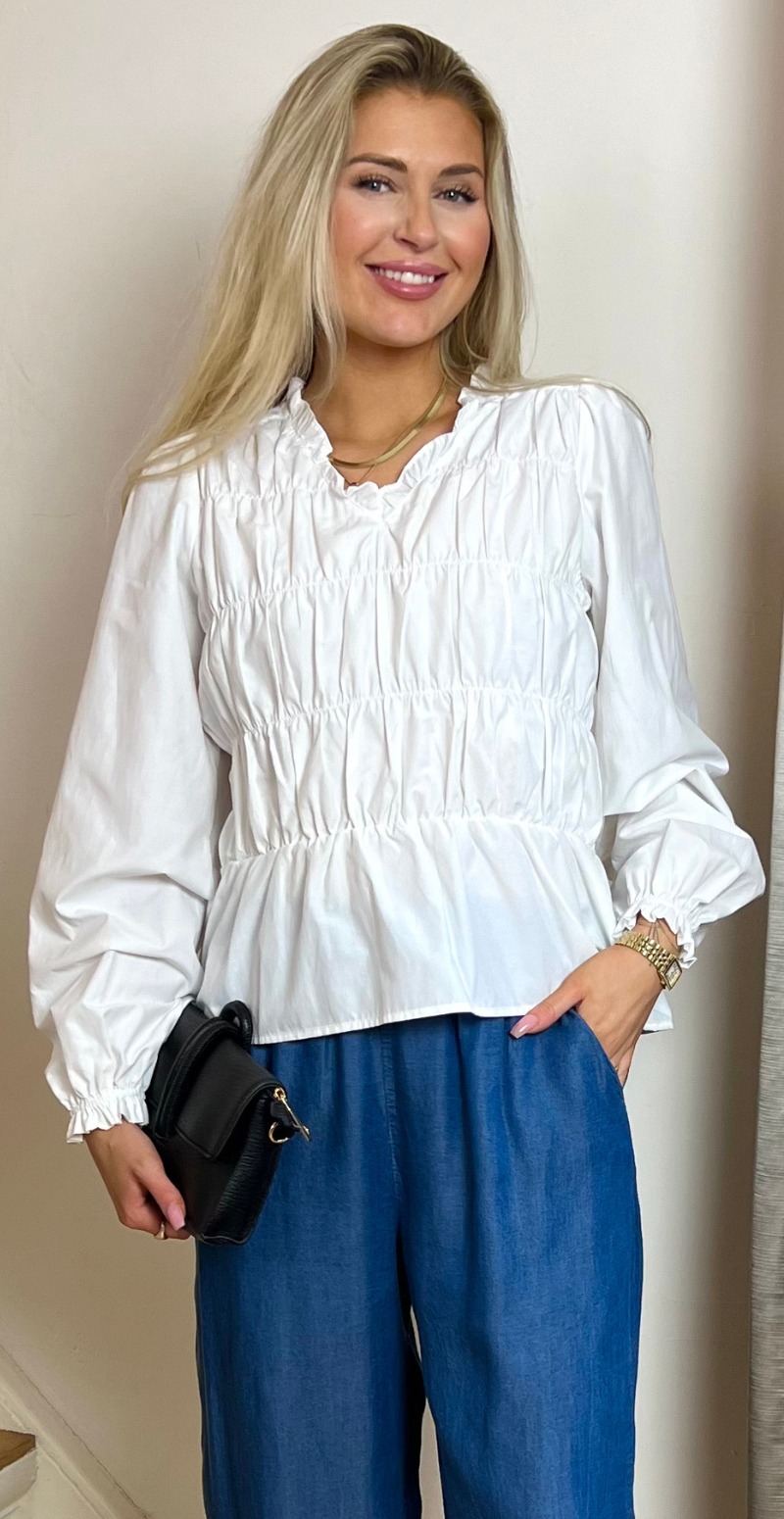 Celeste bluse med smock og v-hals hvid