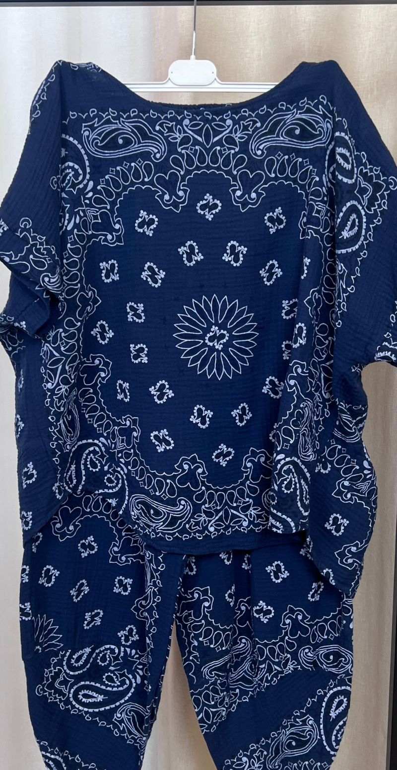 Bree sæt med bukser og bluse i musselin med paisley print navy LikeLondon