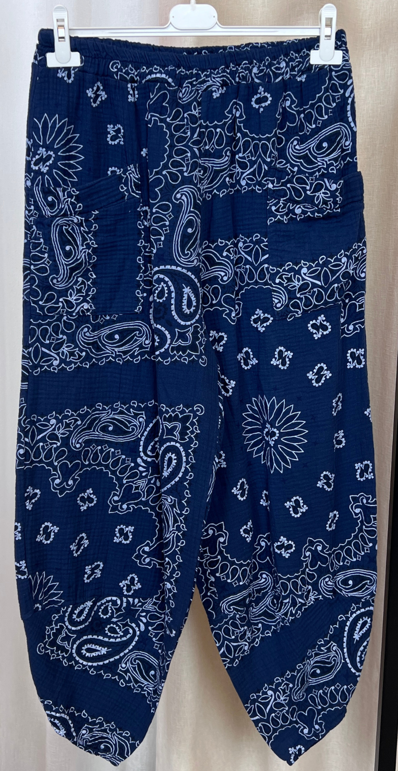Bree sæt med bukser og bluse i musselin med paisley print navy LikeLondon