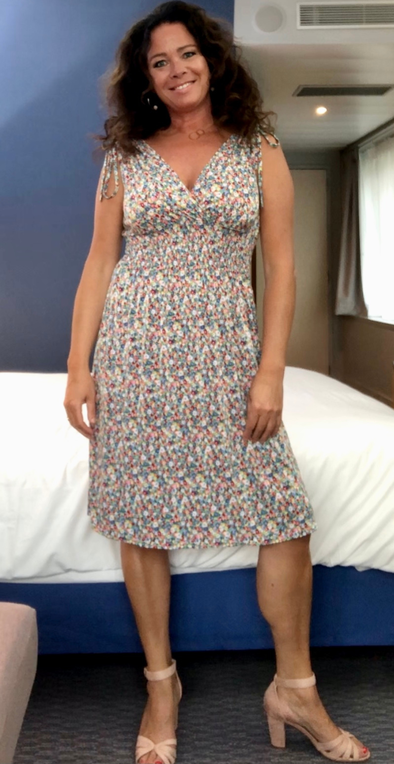 Kjole med blomstermønster og smock blå Likelondon