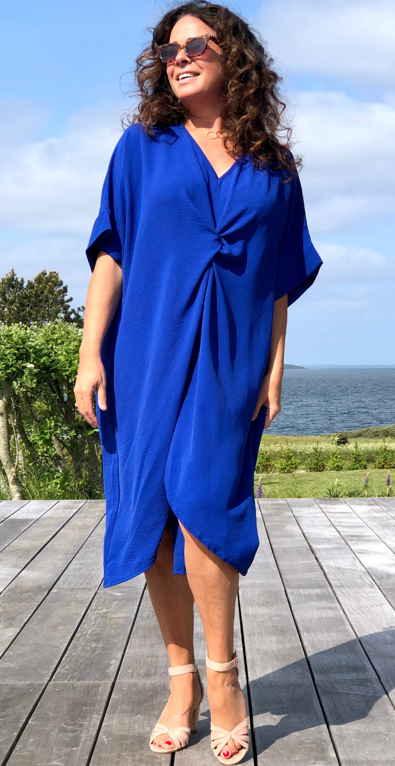 Lisa ensfarvet kjole med knude foran royalblue LikeLondon
