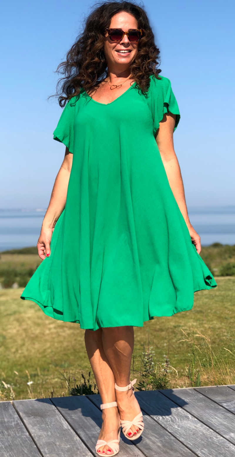 Ensfarvet kjole med vidde Likelondon – LikeLondon.com