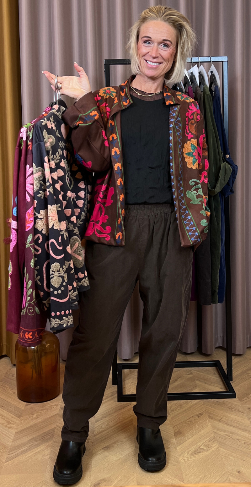 Sissal jakke i ruskindslook med broderet tiger tryk brun LikeLondon