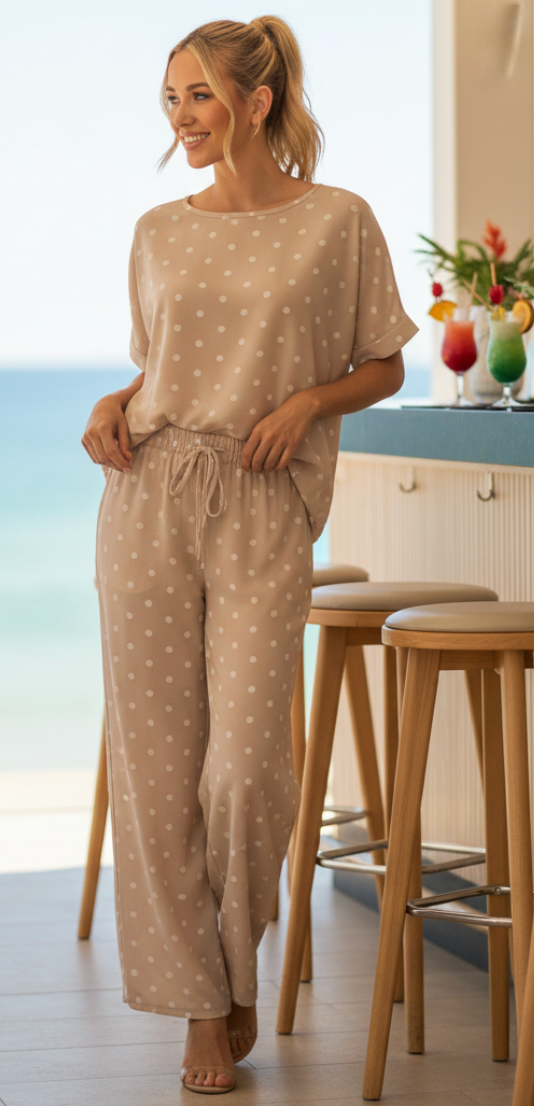 Helene sæt med polkaprikker bluse og bukser beige LikeLondon