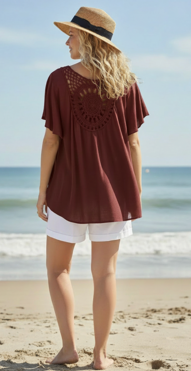 Valentina bluse med hæklet detalje bagtil og korte ærmer wine LikeLondon