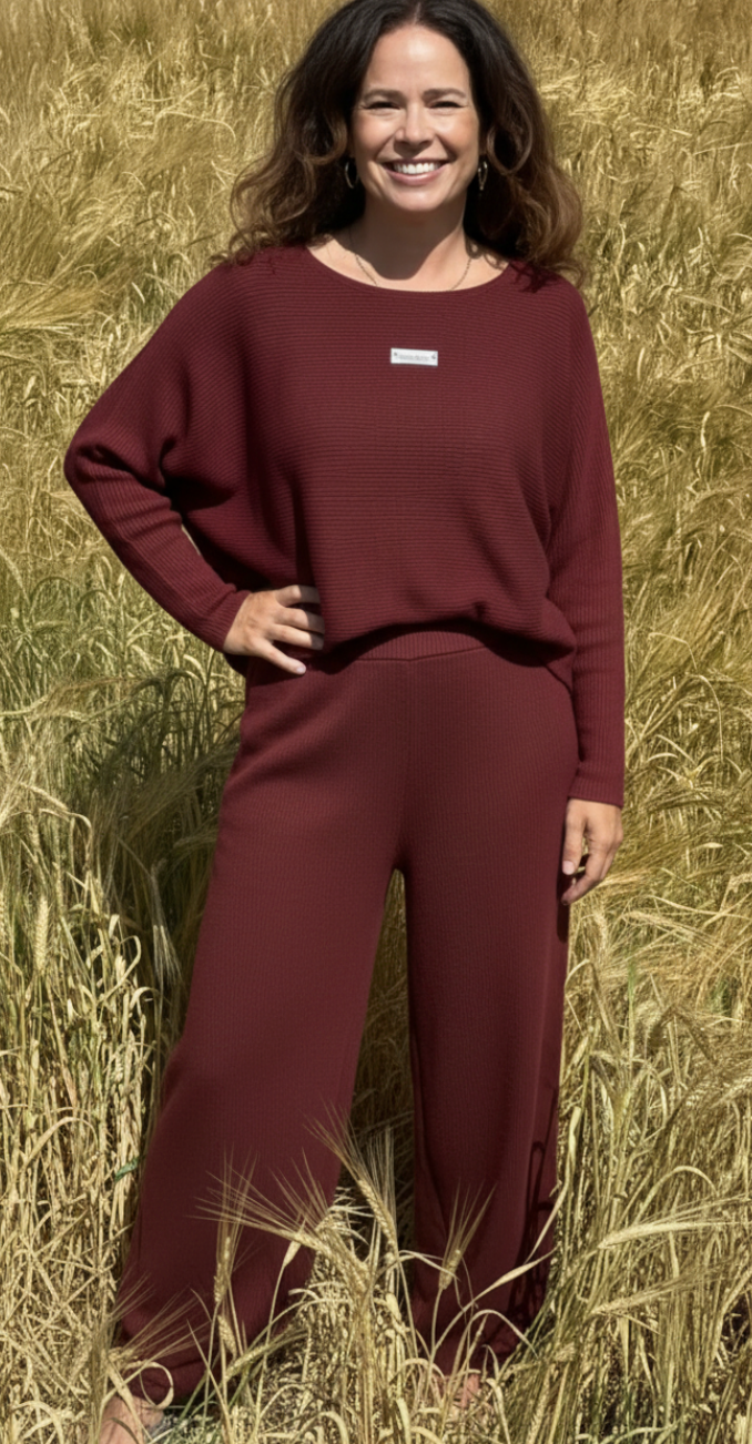 Tessie sæt med struktur og logo fortil bluse og bukser wine LikeLondon