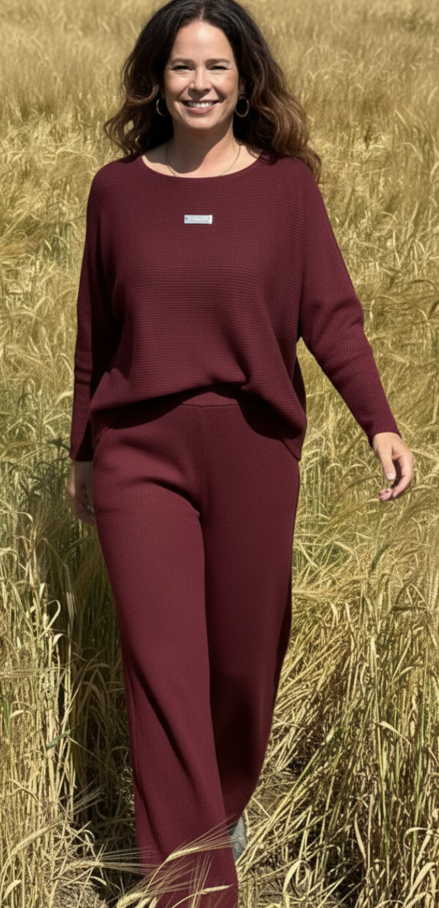 Tessie sæt med struktur og logo fortil bluse og bukser wine LikeLondon