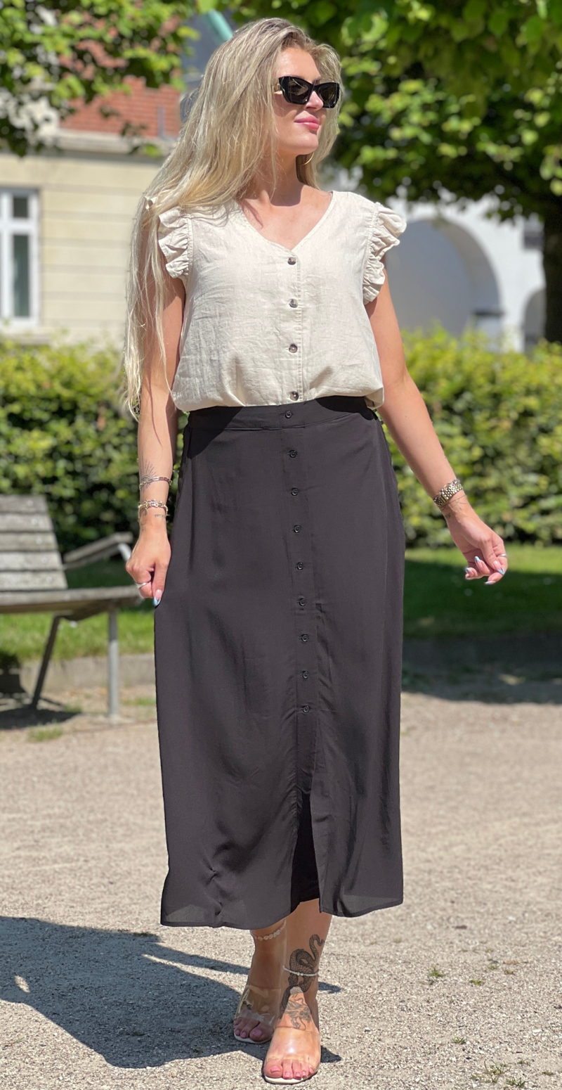 gennemknappet hørbluse fra b-young uden ærmer i beige