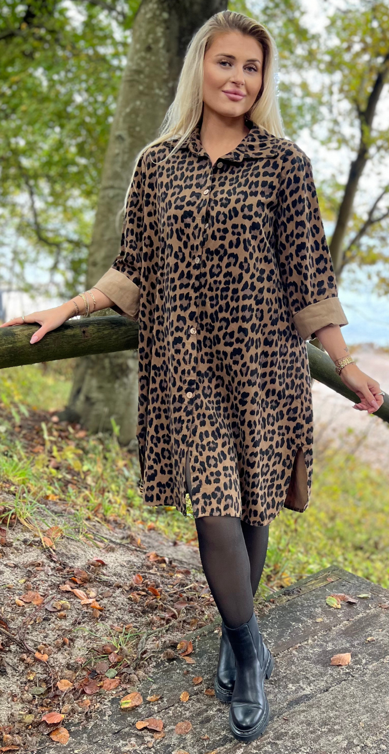 Danica tunika/kjole i camel leopardprint med knapper