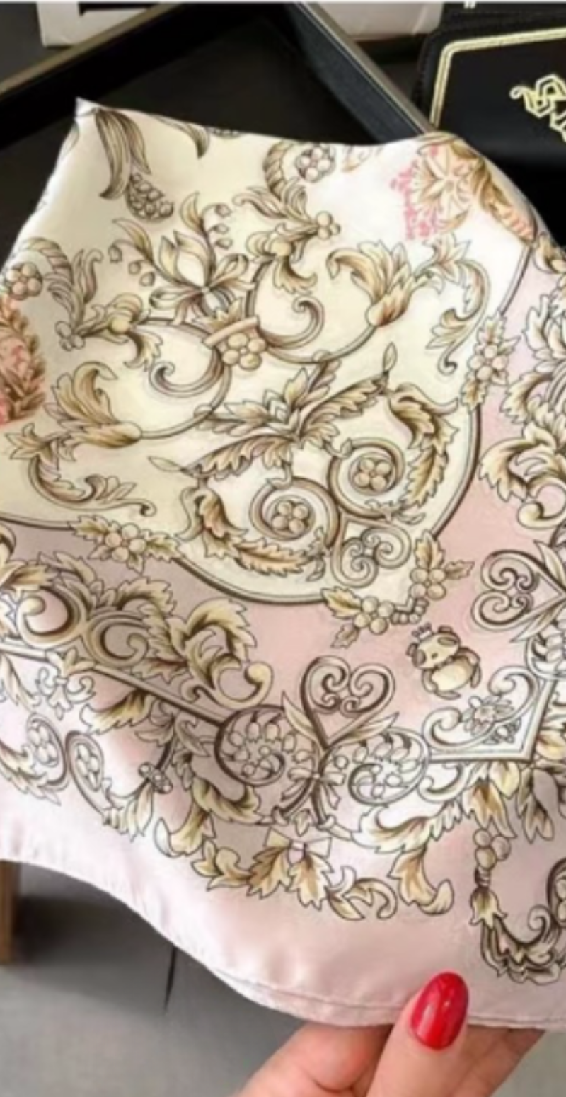 Tørklæde med rokokomønster lyserød LikeLondon