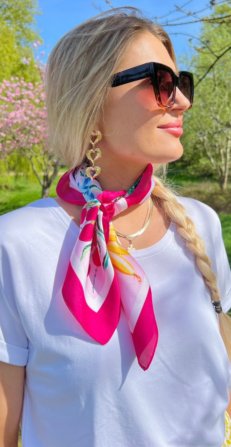 kvadratisk tørklæde i silkelook med pink mønster