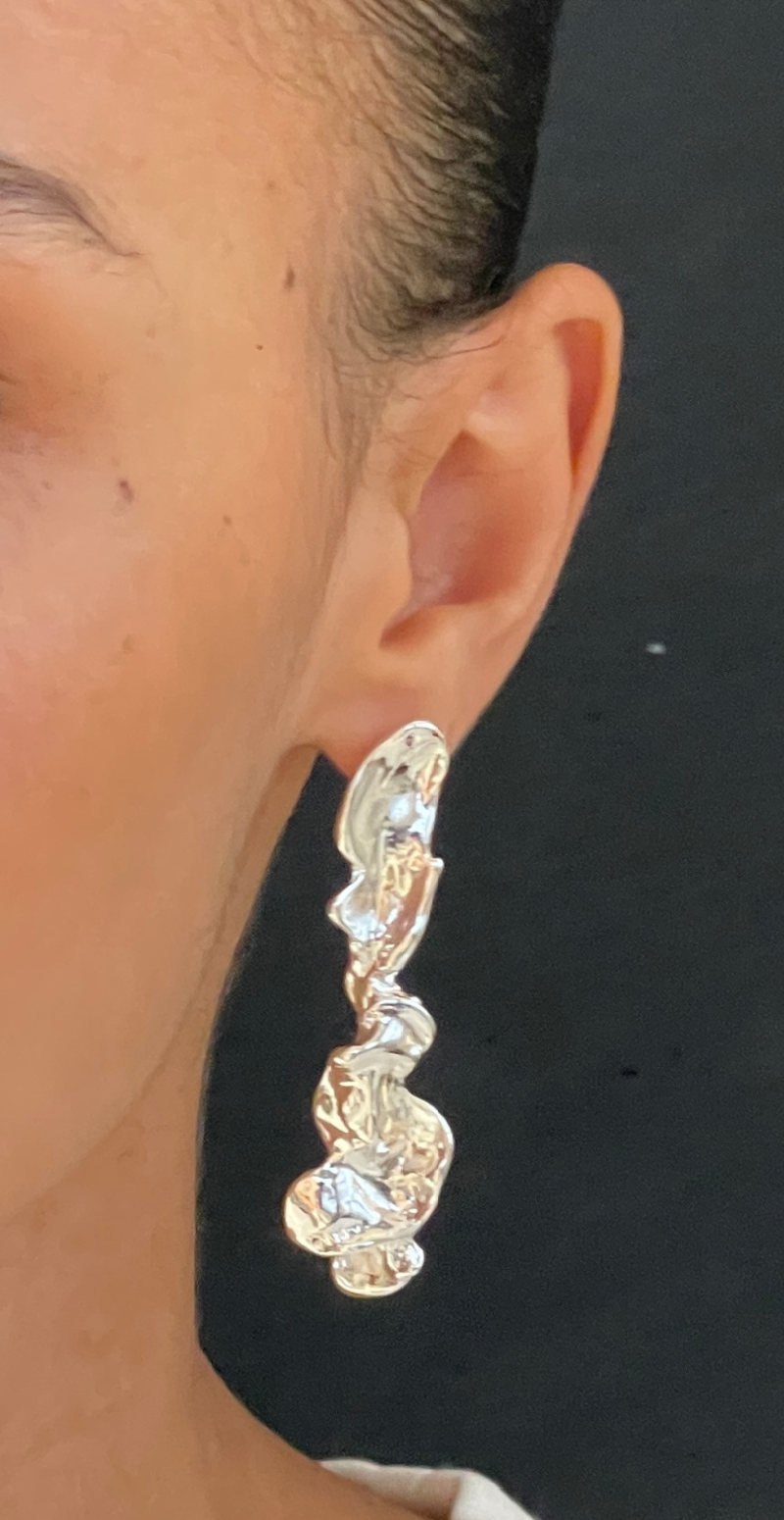 Sølvbelagte øreringe med asymmetriske silhuetter