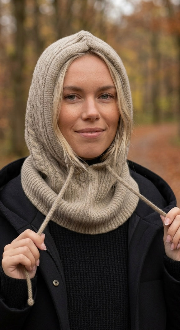 Balaclava med kabelmønster og snøre heather taupe LikeLondon