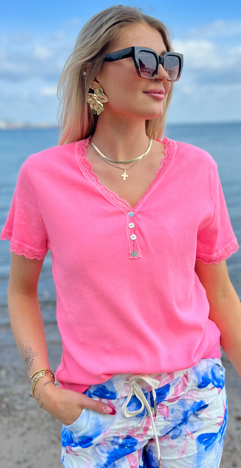 Coco bluse med korte ærmer, blondekant og knapper pink LikeLondon