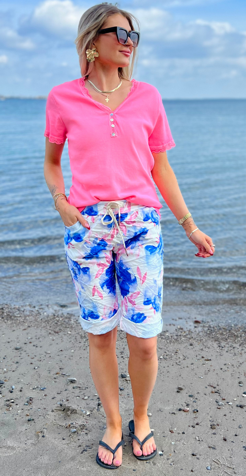 Coco bluse med korte ærmer, blondekant og knapper pink LikeLondon