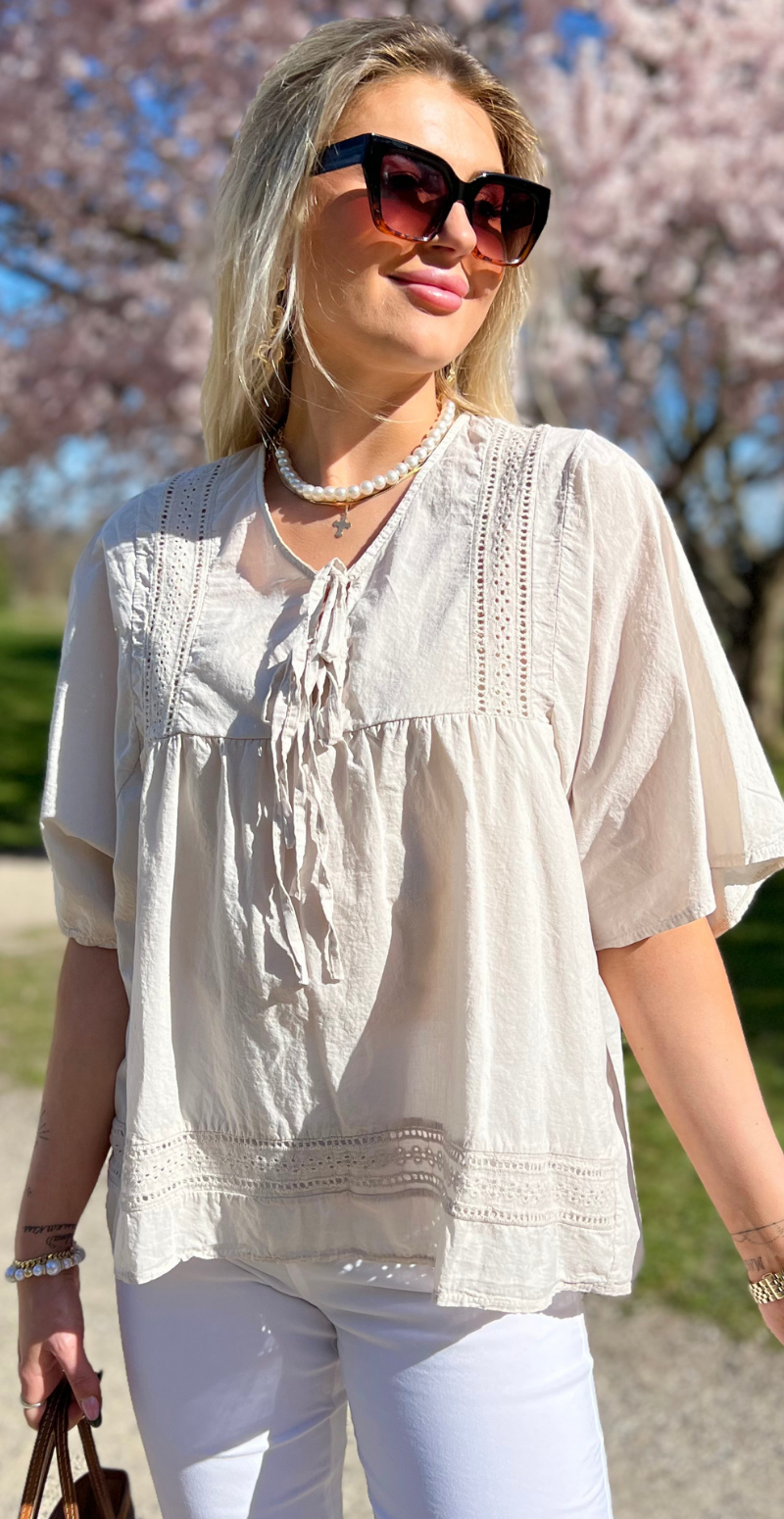 Mindy bluse med broderede detaljer og bindebånd beige LikeLondon