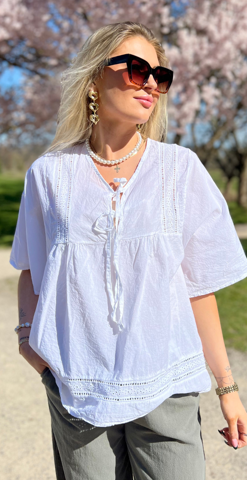 Mindy bluse med broderede detaljer og bindebånd hvid LikeLondon