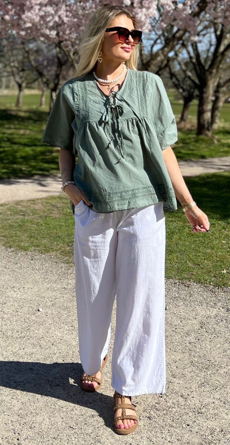 Mindy bluse med broderede detaljer og bindebånd khaki LikeLondon