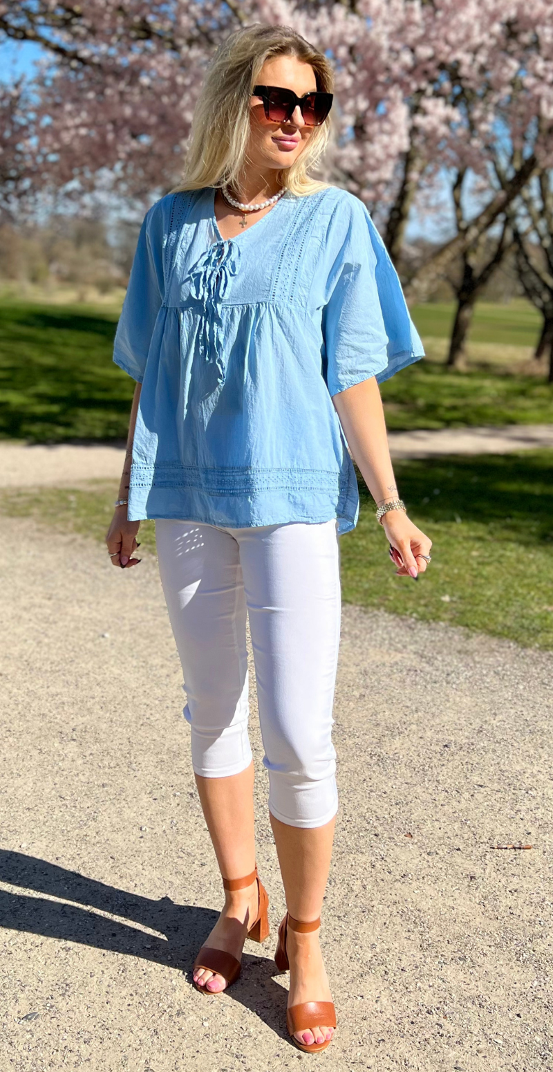 Mindy bluse med broderede detaljer og bindebånd lysblå LikeLondon