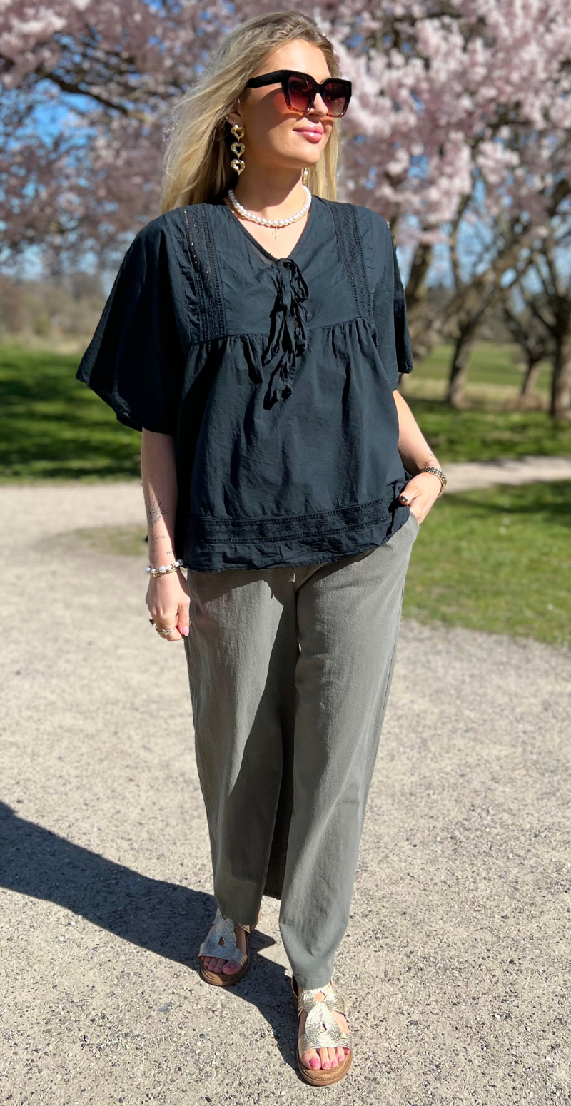 Mindy bluse med broderede detaljer og bindebånd sort LikeLondon