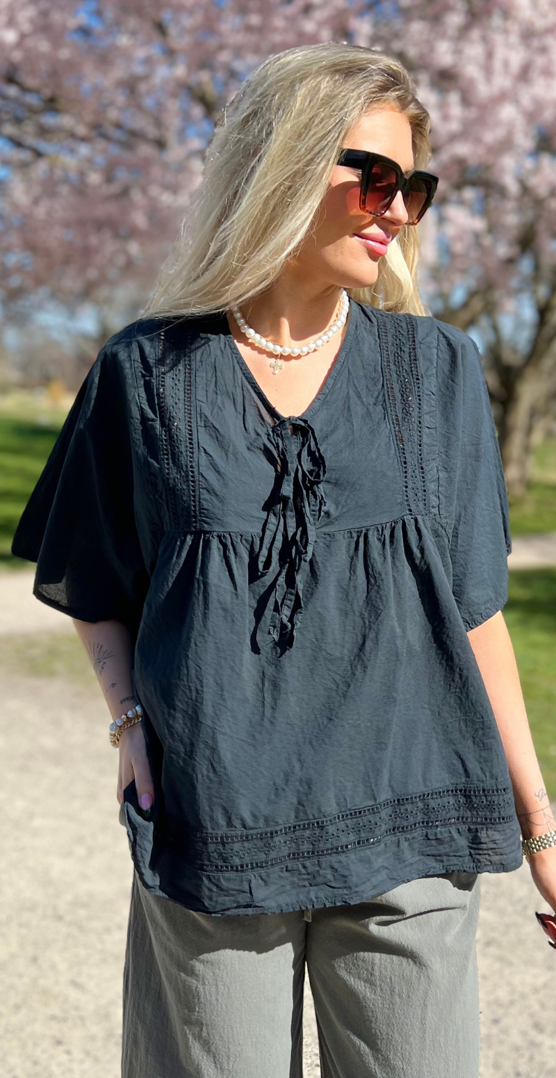 Mindy bluse med broderede detaljer og bindebånd sort LikeLondon