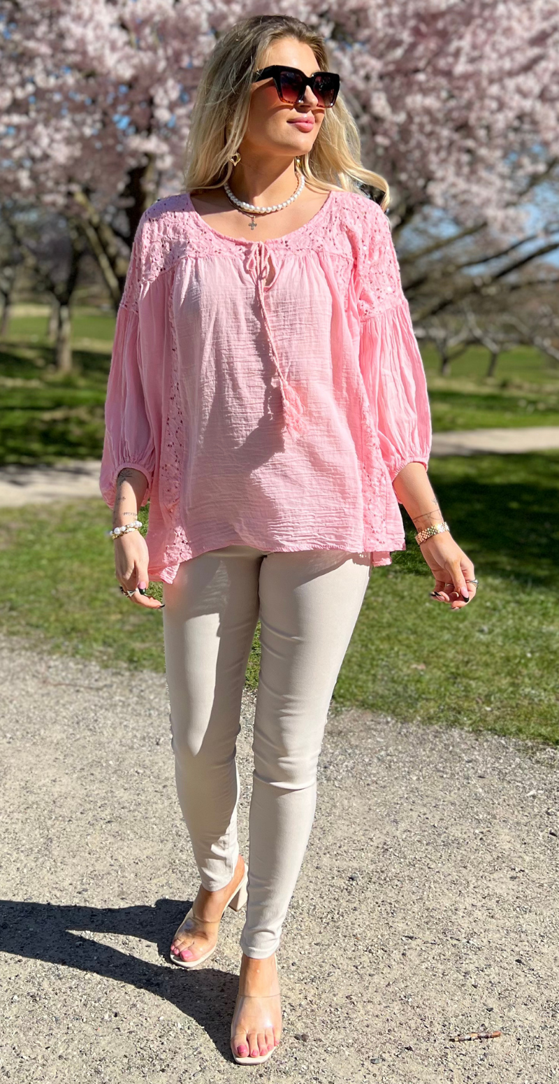 Macha bluse med blonde- og pailletmønster rosa LikeLondon