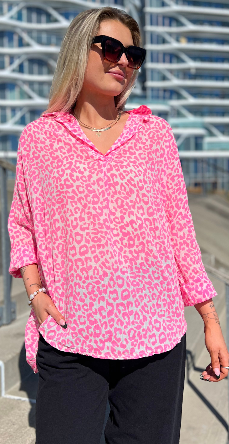 Leola bluse med leopard mønster hvid/fuchsia LikeLondon