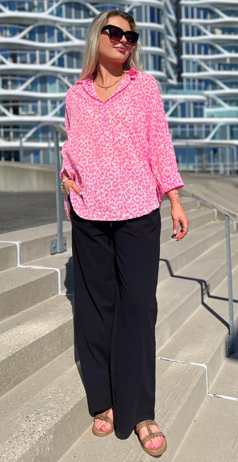 Leola bluse med leopard mønster hvid/fuchsia LikeLondon