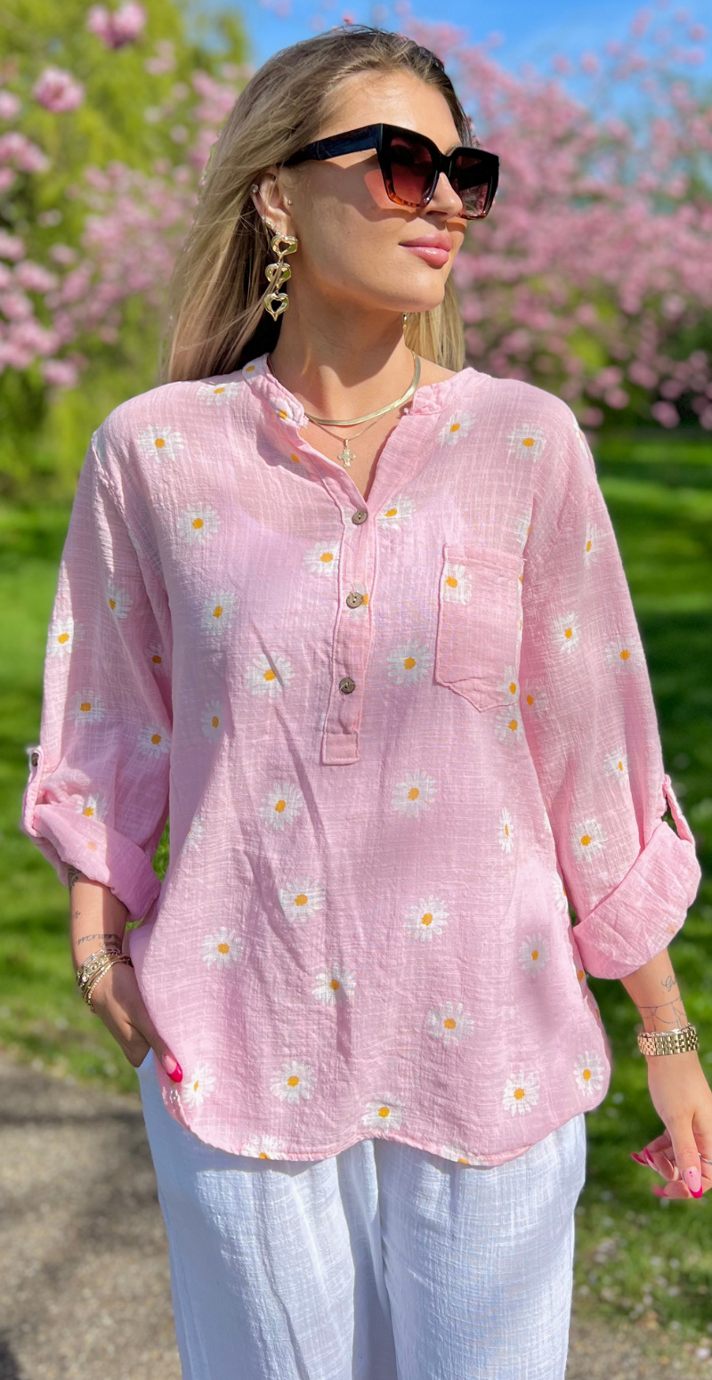 Kady bluse med knapper og marguerit blomst rosa LikeLondon