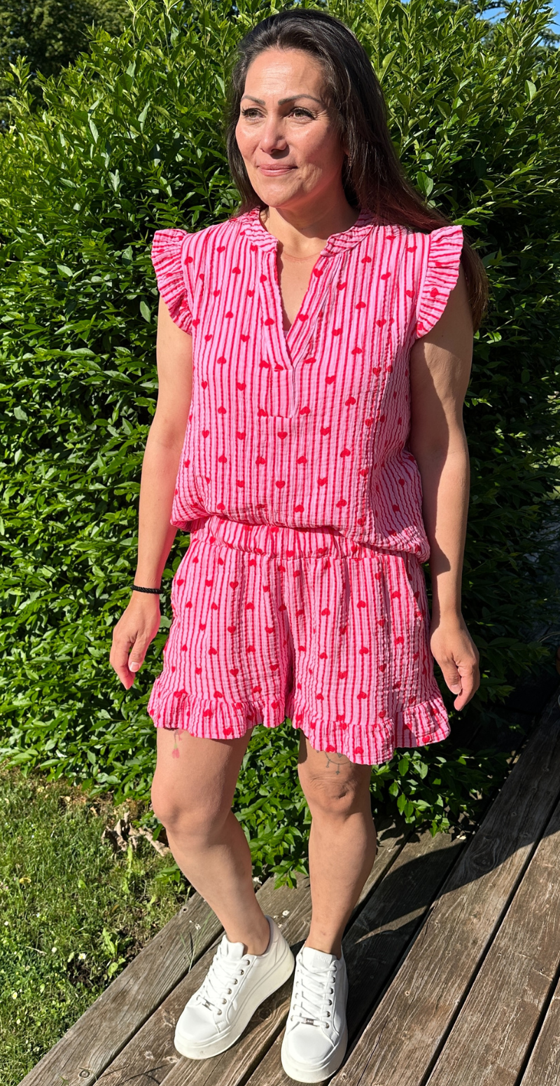 Cheri bluse med hjerter og peplum pink LikeLondon by Christina