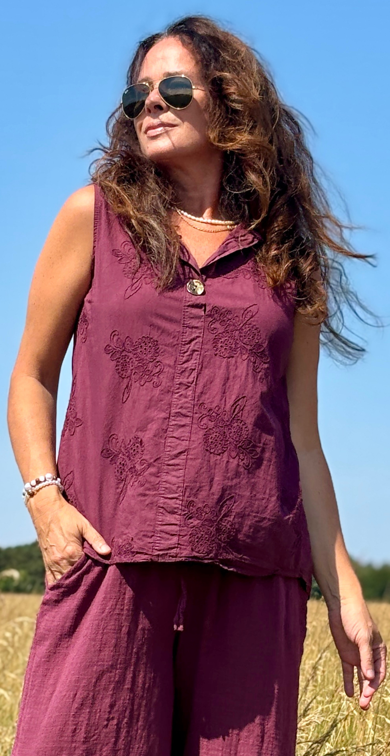 Vega ærmeløs bluse med broderi anglaise og bronzeknap bordeaux LikeLondon
