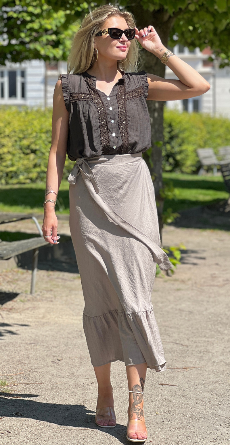 Alva bluse med knapper og blondedetalje brun LikeLondon