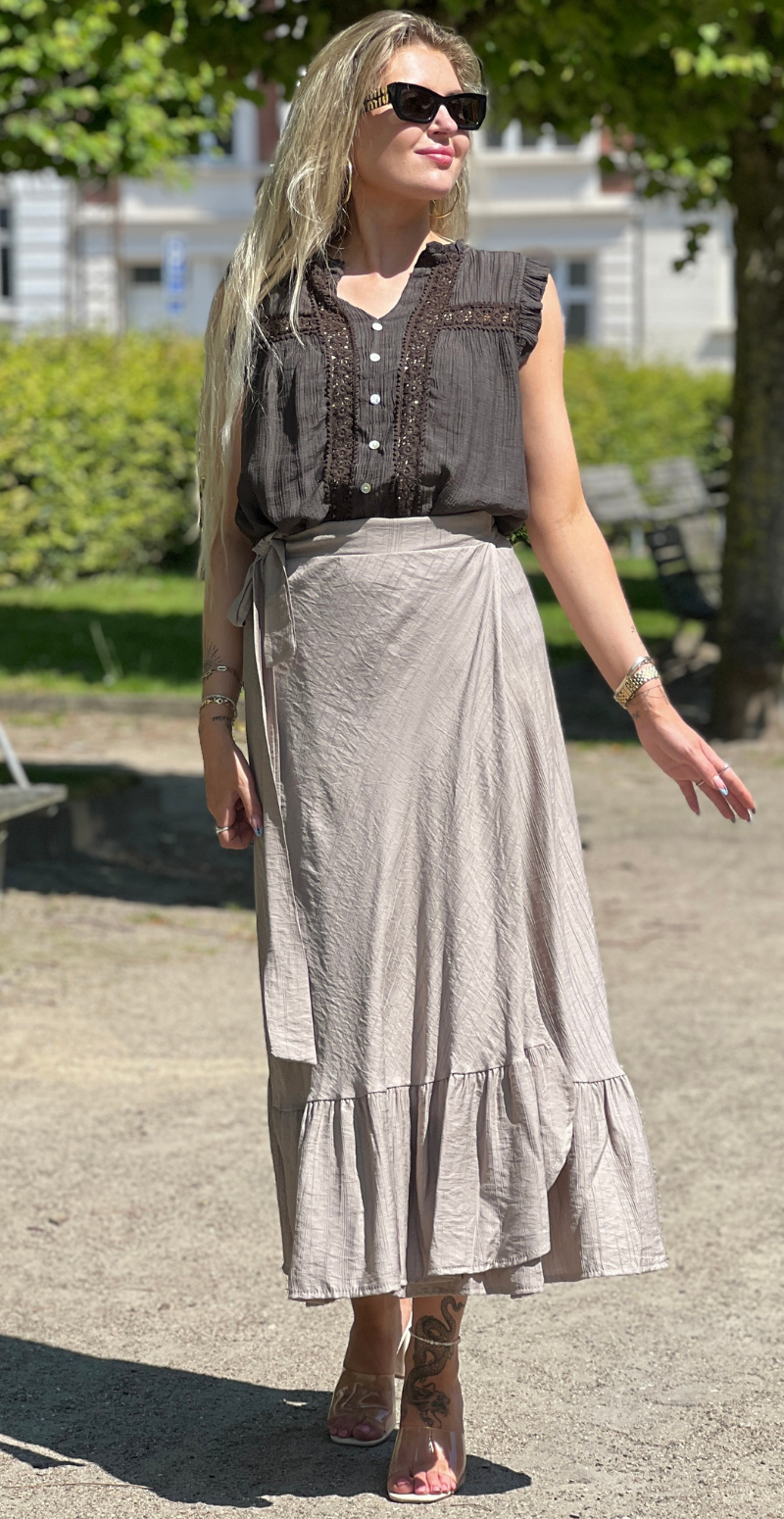 Alva bluse med knapper og blondedetalje brun LikeLondon