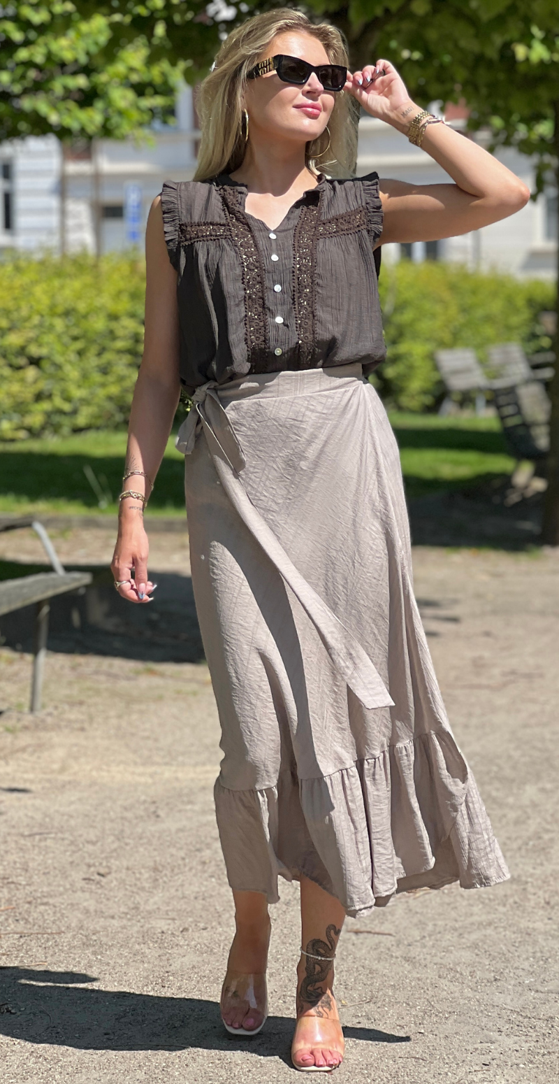 Alva bluse med knapper og blondedetalje brun LikeLondon