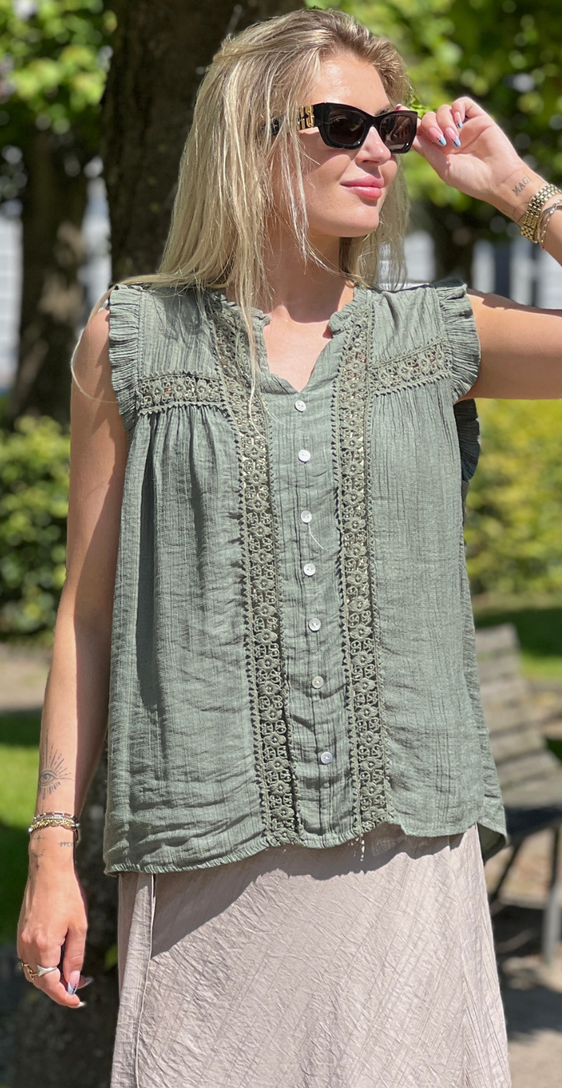 Alva bluse med knapper og blondedetalje khaki LikeLondon
