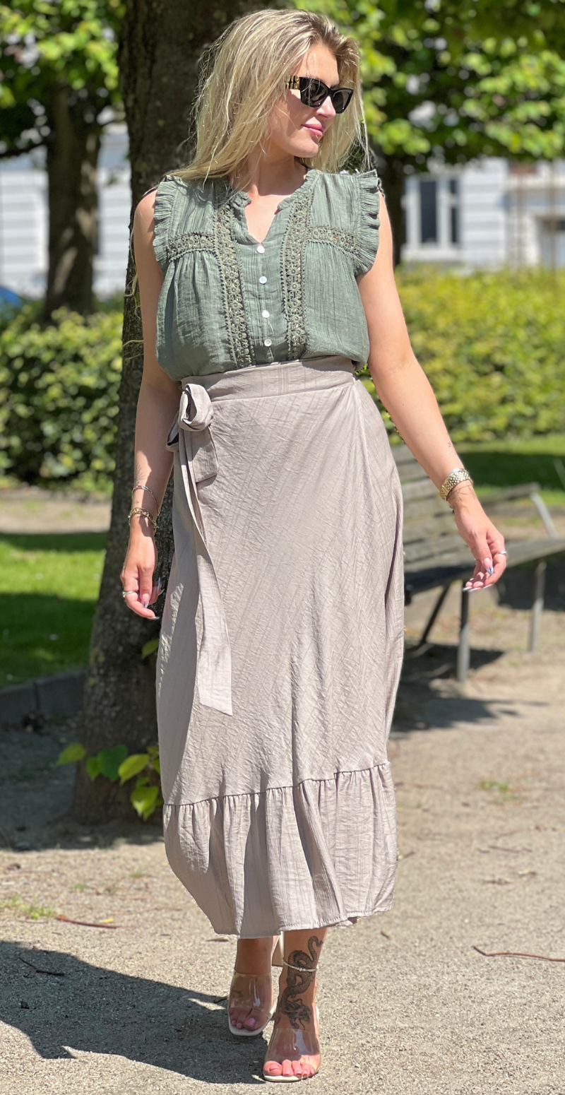 Alva bluse med knapper og blondedetalje khaki LikeLondon