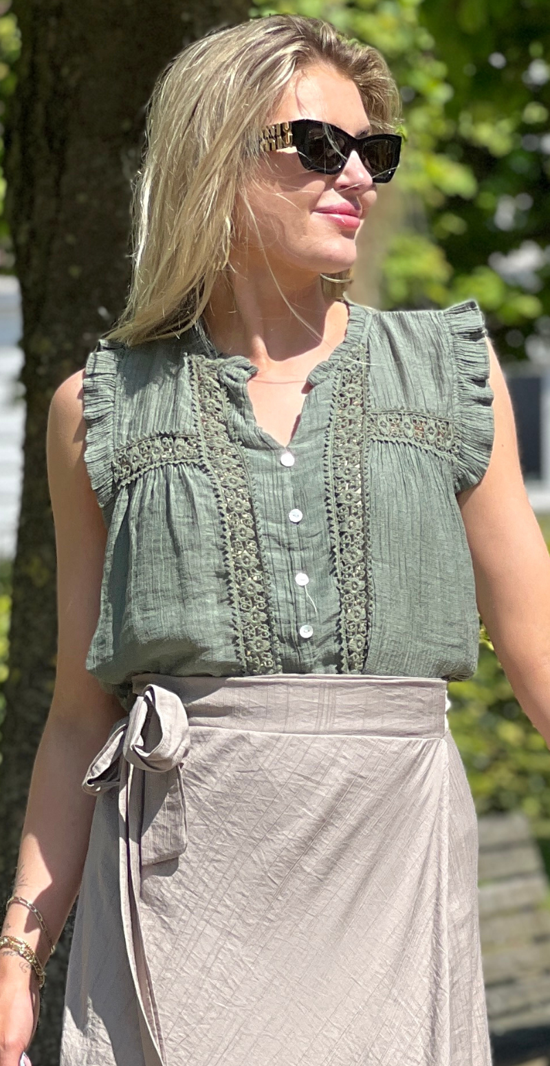 Alva bluse med knapper og blondedetalje khaki LikeLondon