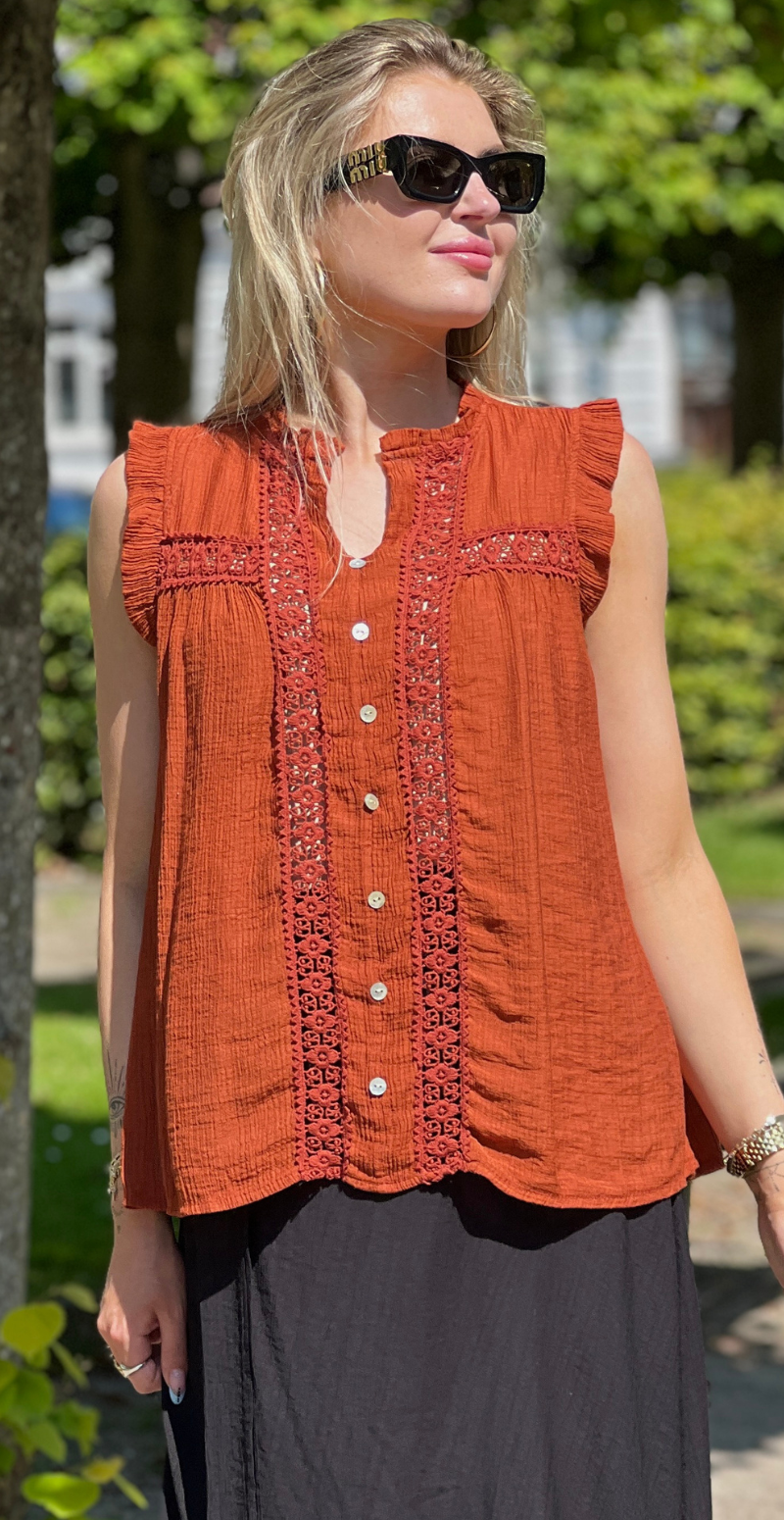 Alva bluse med knapper og blondedetalje rust LikeLondon