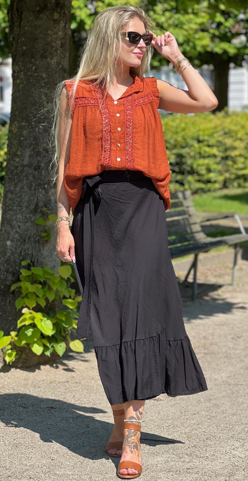 Alva bluse med knapper og blondedetalje rust LikeLondon
