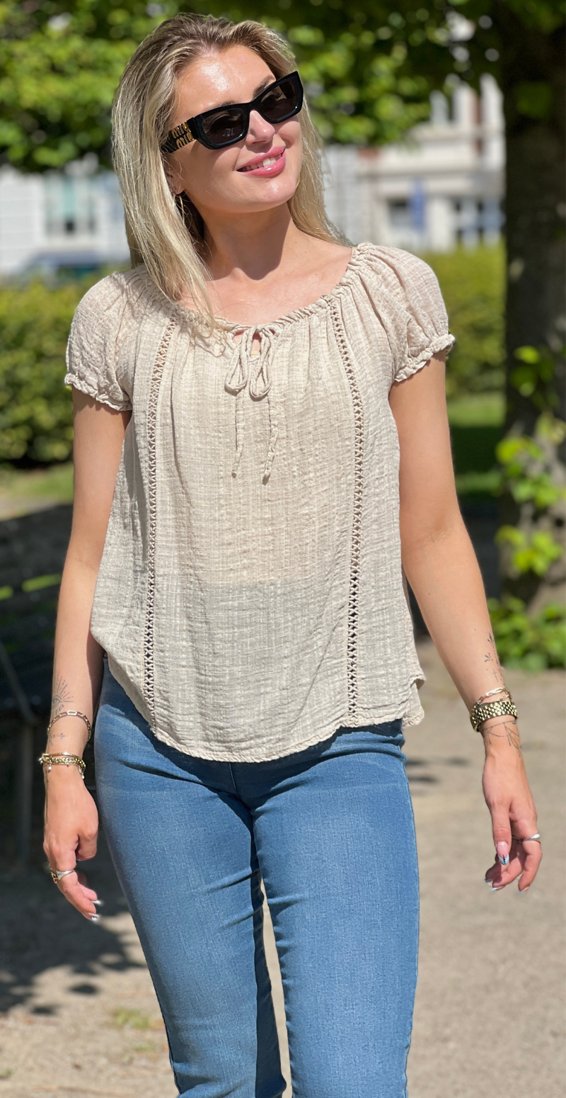 Karin bluse med korte ærmer, bindebånd og hæklede detaljer beige LikeLondon