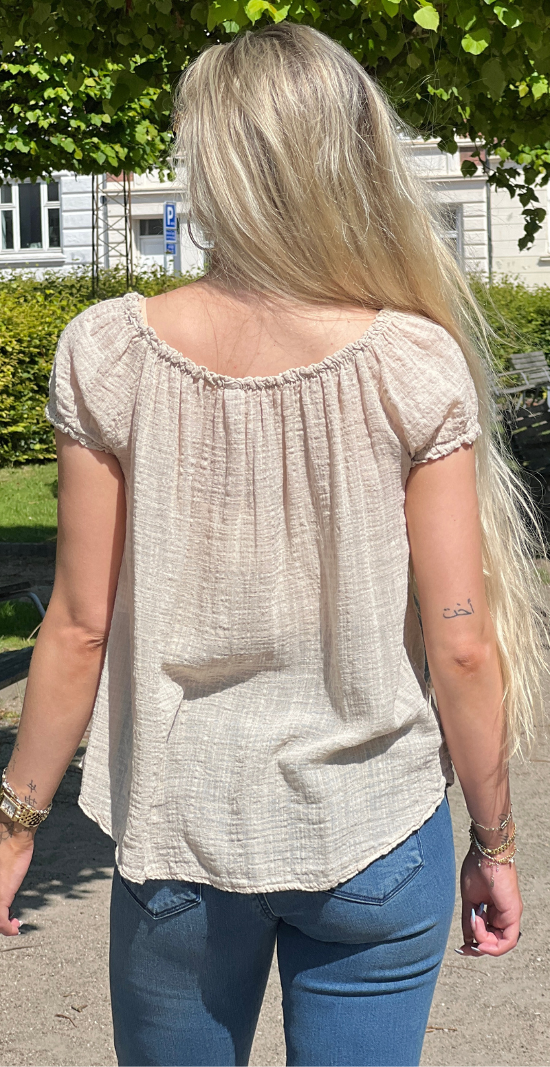 Karin bluse med korte ærmer, bindebånd og hæklede detaljer beige LikeLondon