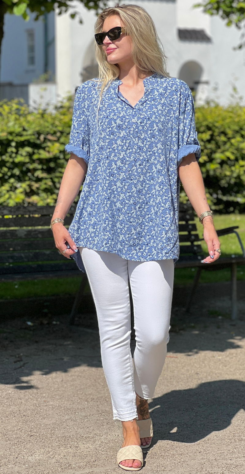 Fern bluse med små blomster og stolpelukning denim LikeLondon