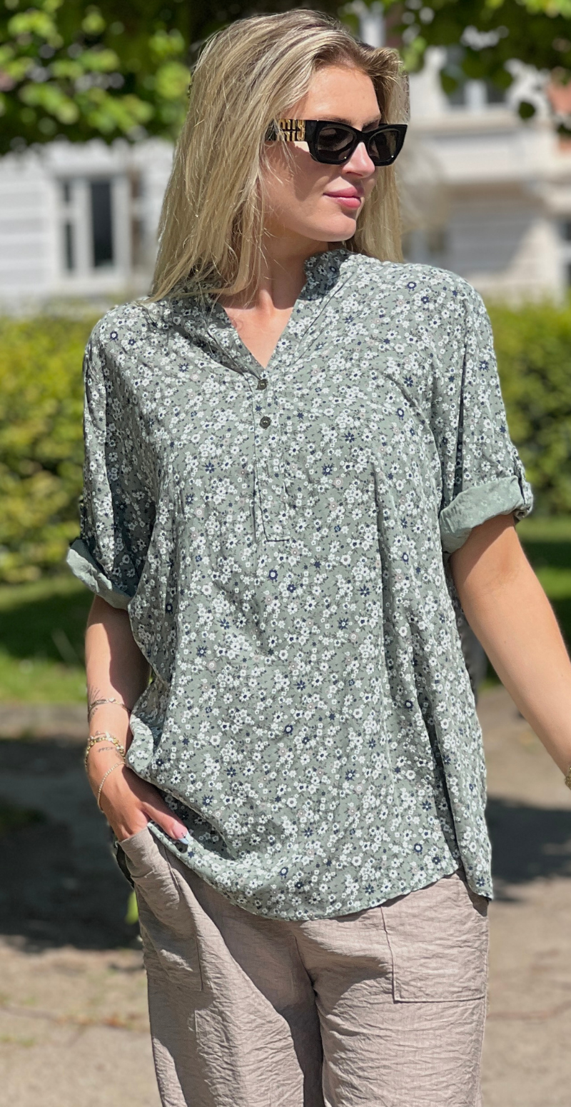 Fern bluse med små blomster og stolpelukning khaki LikeLondon