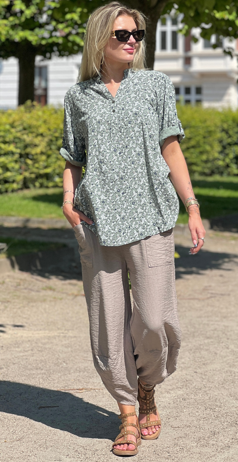 Fern bluse med små blomster og stolpelukning khaki LikeLondon