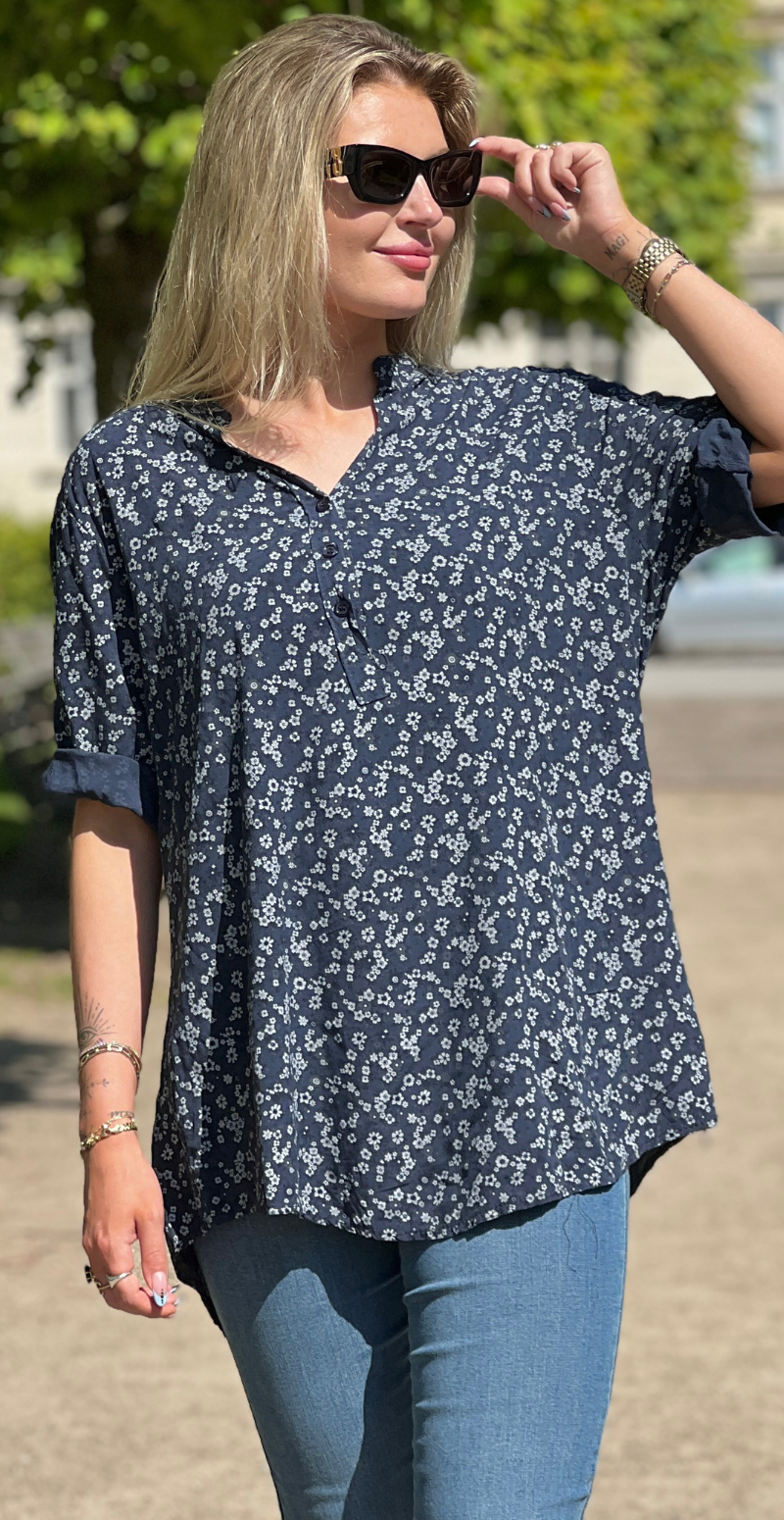 småblomstret bluse med knapstolpe og opsmøg på ærmet navy