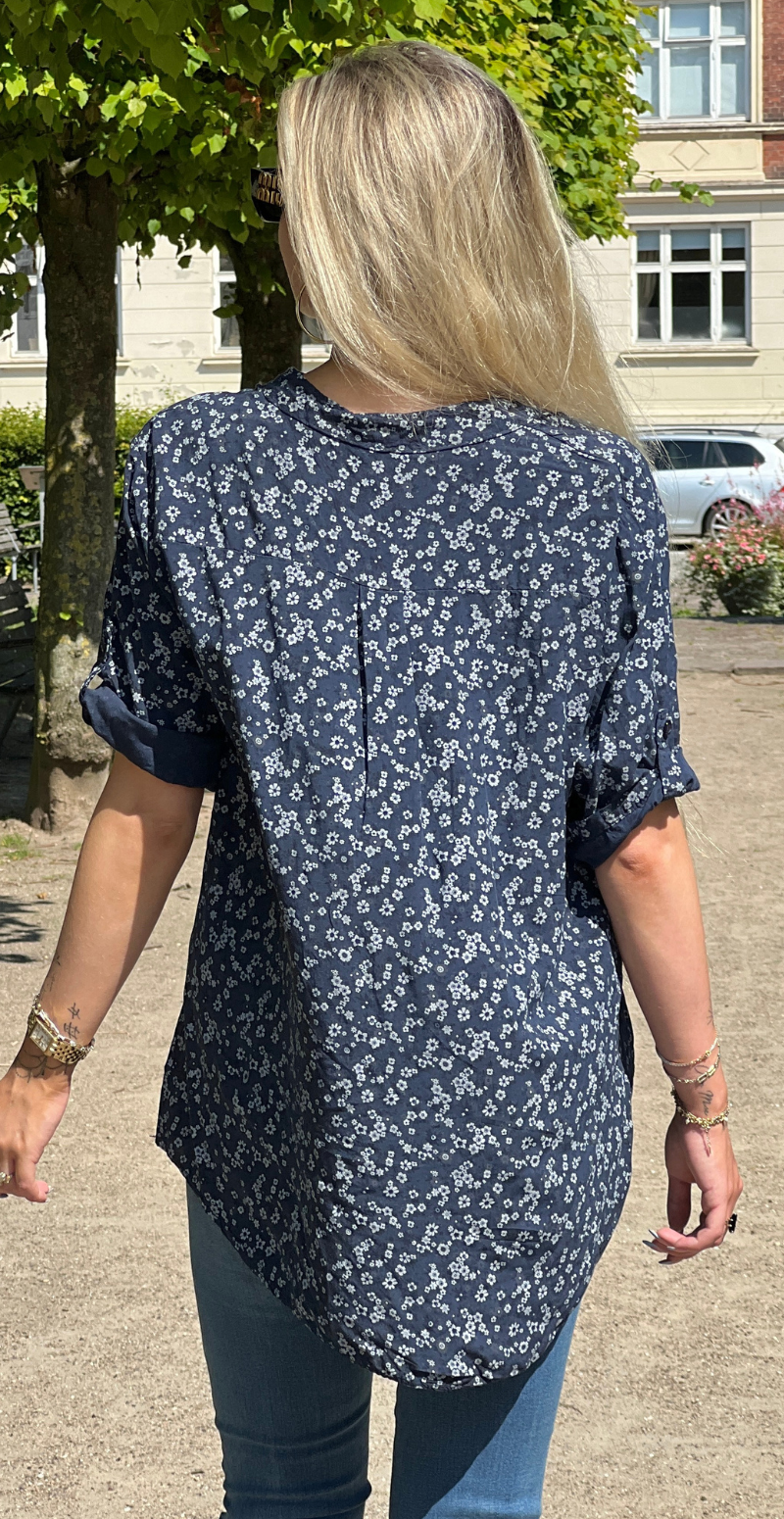 småblomstret bluse med knapstolpe og opsmøg på ærmet navy