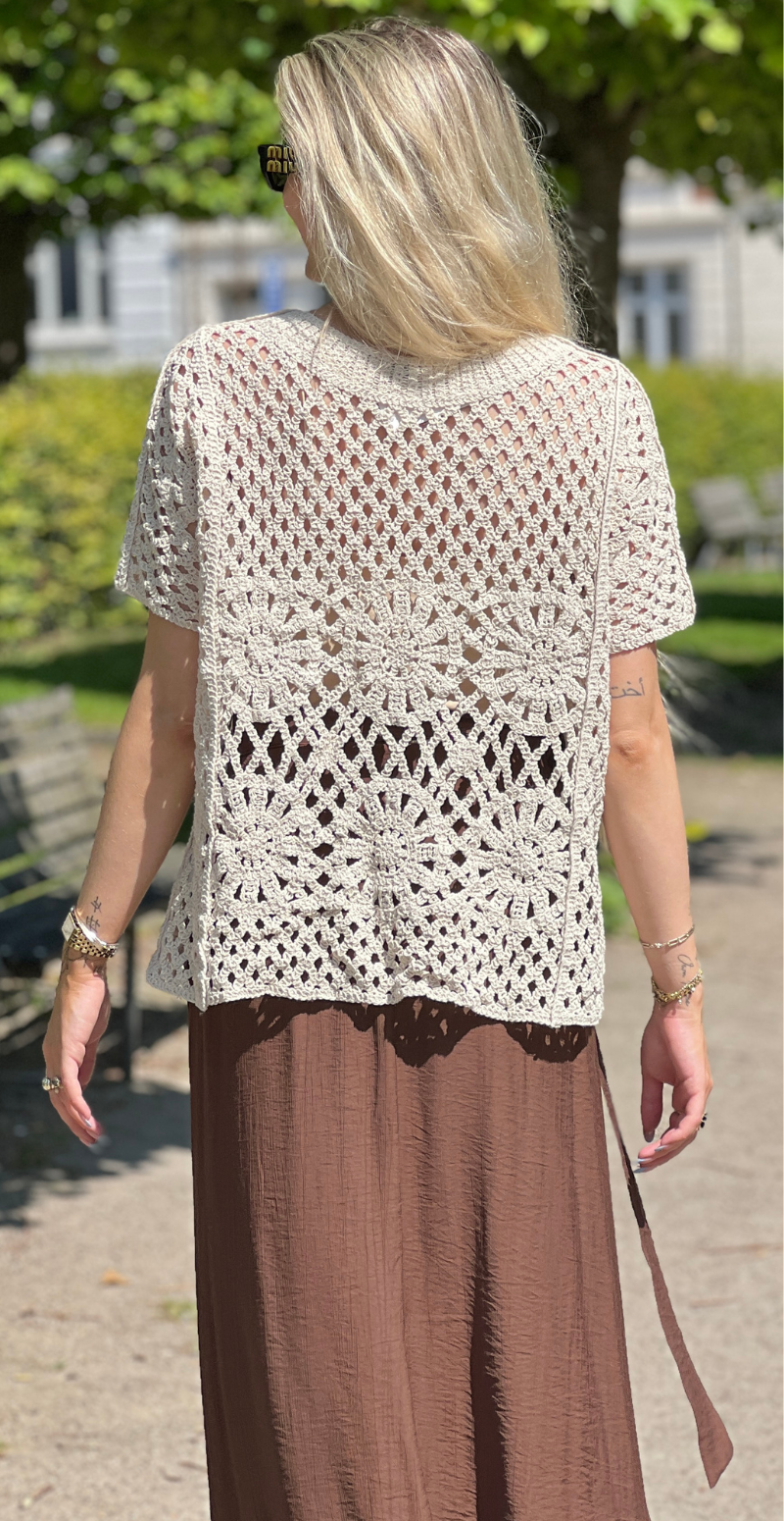 Florence hæklet bluse med cirkelmønster beige LikeLondon