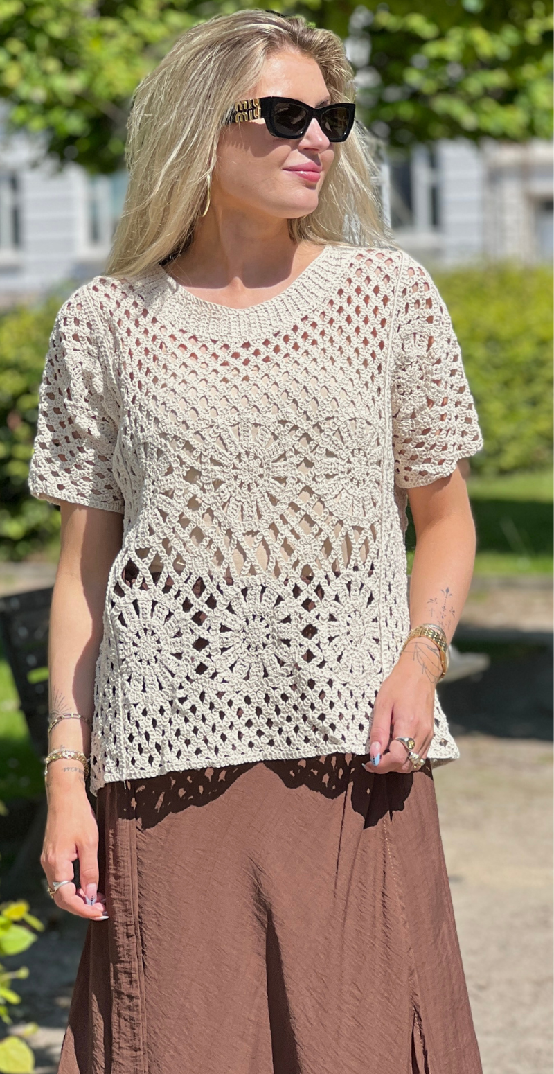 Florence hæklet bluse med cirkelmønster beige LikeLondon