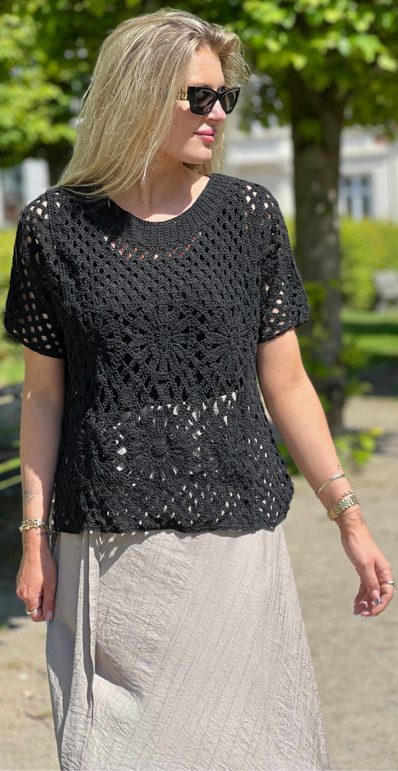 Florence hæklet bluse med cirkelmønster sort LikeLondon